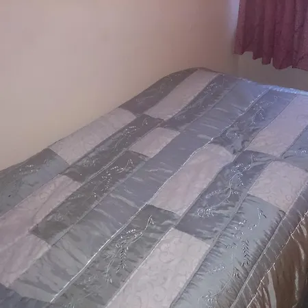 Hotel Oyo Rose & Crown 2*