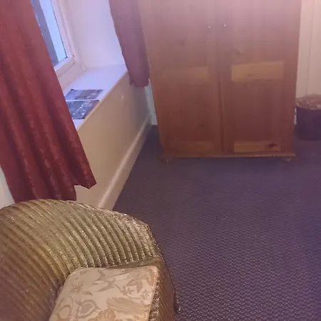 Hotel Oyo Rose & Crown 2*