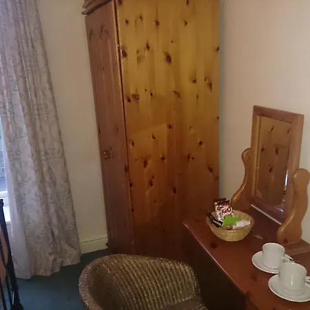 Hotel Oyo Rose & Crown 2*