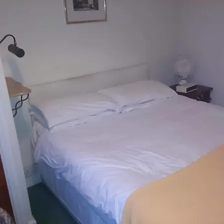 Oyo Rose & Crown Hotel
