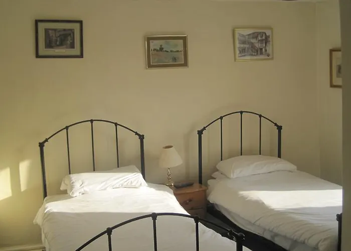 Oyo Rose & Crown Hotel