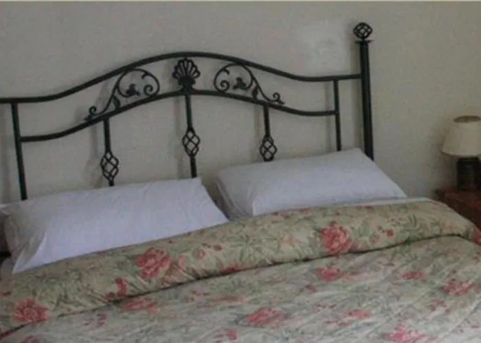 Hotel Oyo Rose & Crown Hotel 2*