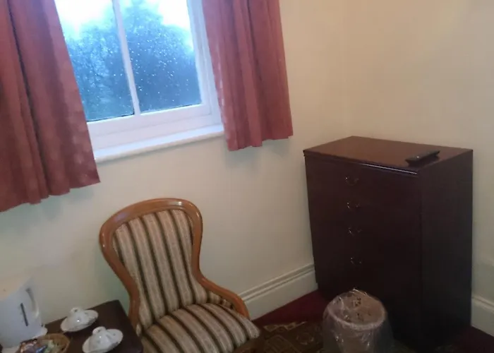 Oyo Rose & Crown Hotel