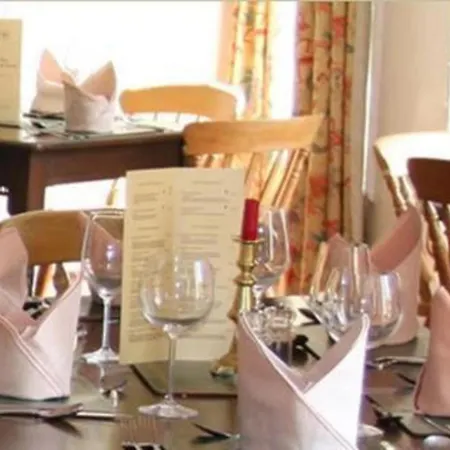 Oyo Rose & Crown Hotel
